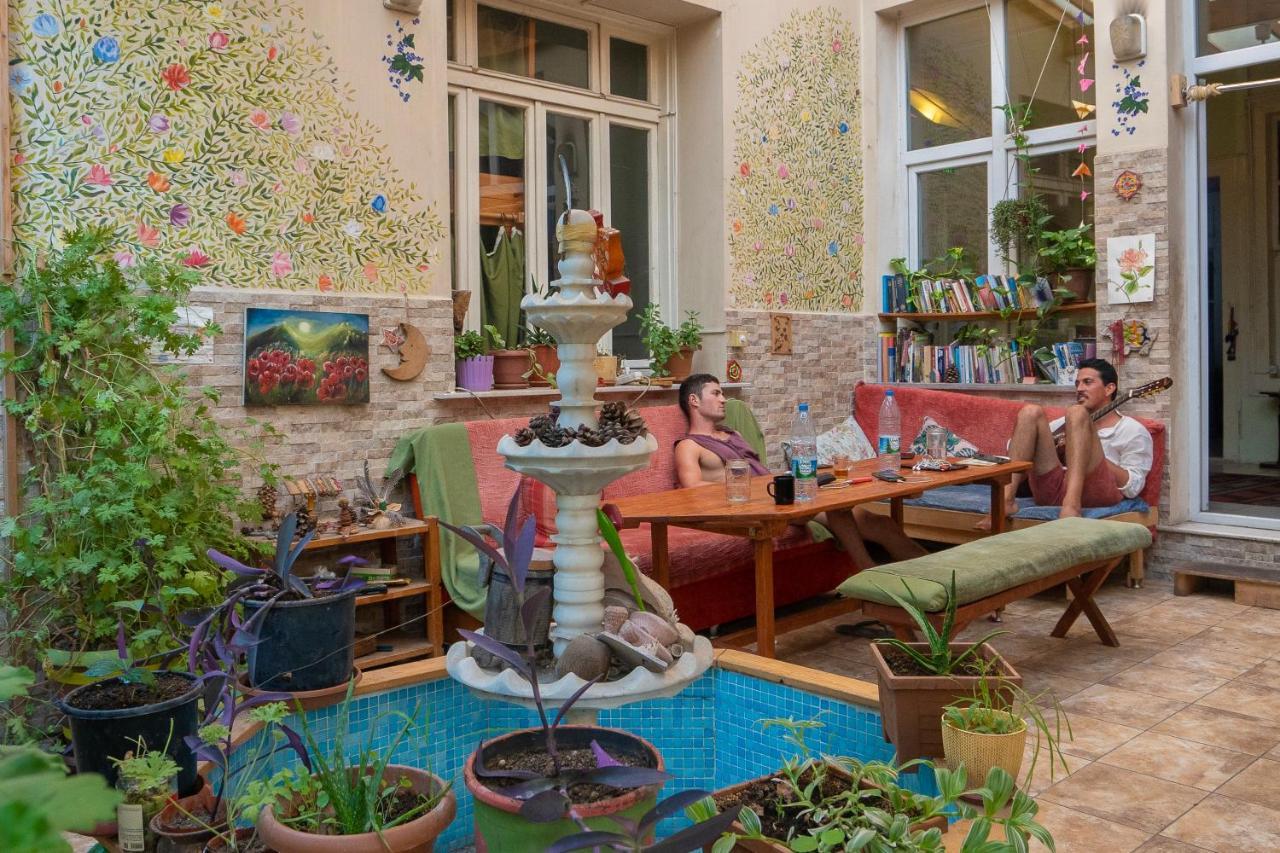 Lotus Garden Hostel Izmir Bagian luar foto