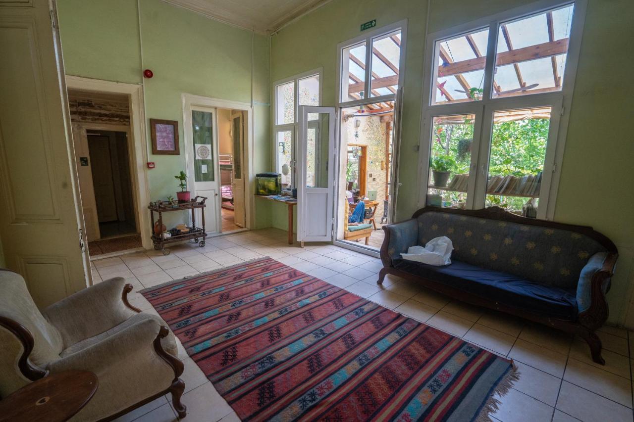 Lotus Garden Hostel Izmir Bagian luar foto