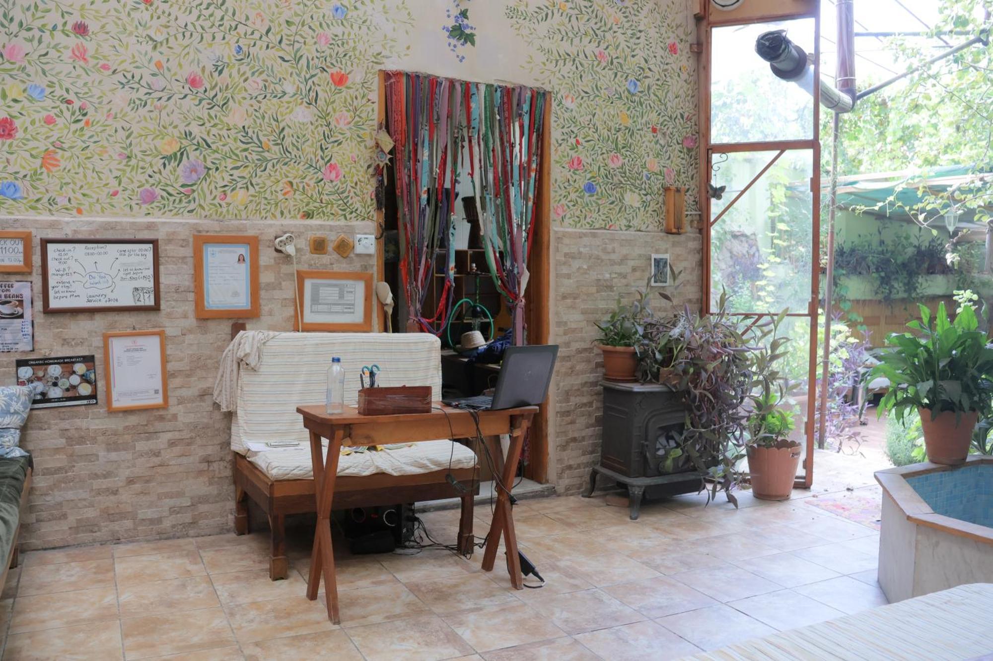 Lotus Garden Hostel Izmir Bagian luar foto