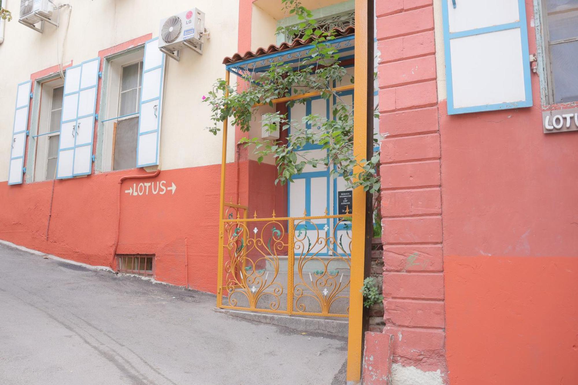 Lotus Garden Hostel Izmir Bagian luar foto
