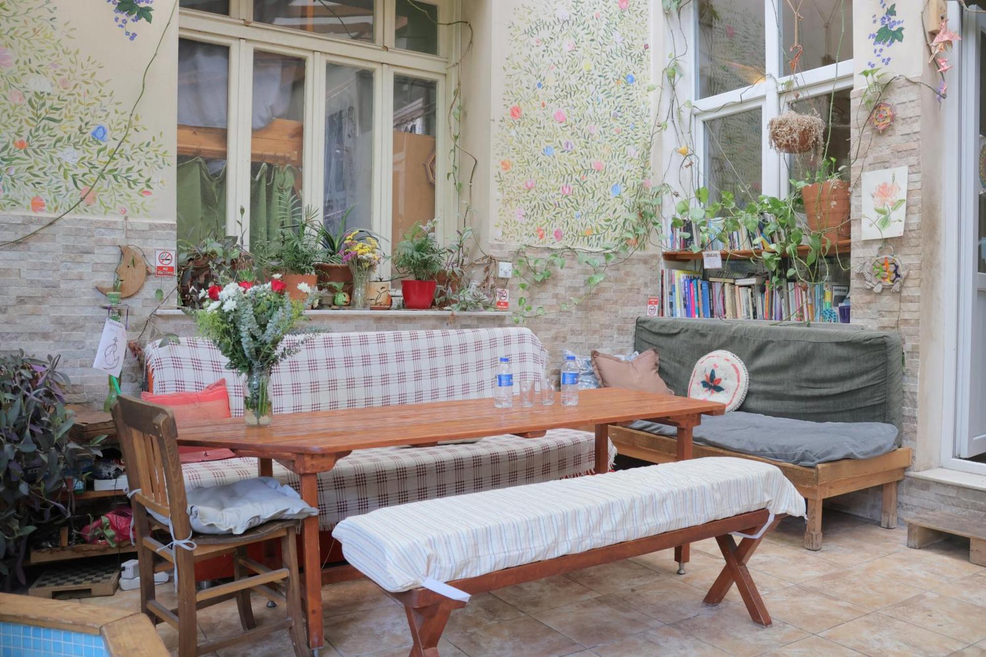 Lotus Garden Hostel Izmir Bagian luar foto