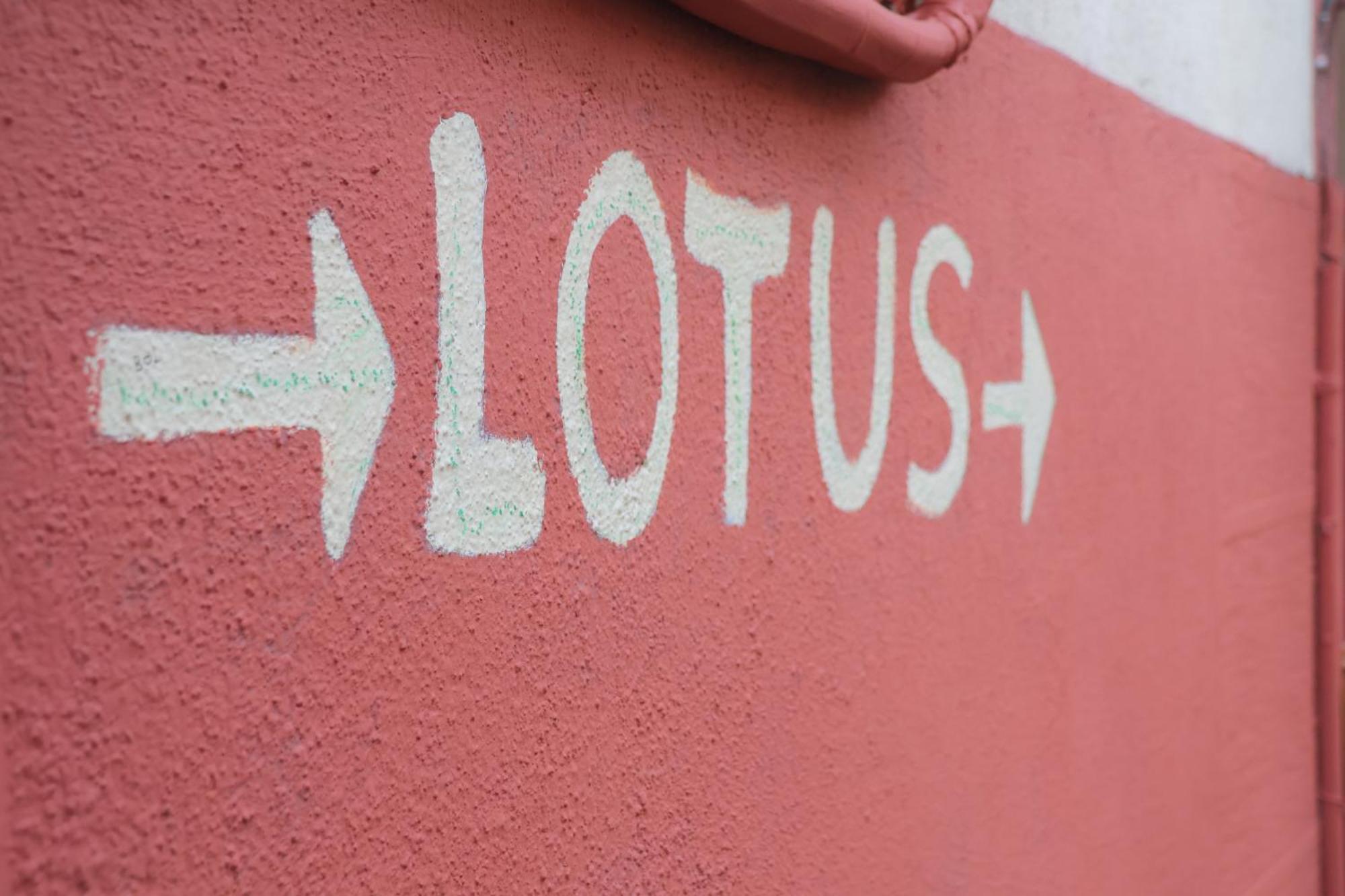 Lotus Garden Hostel Izmir Bagian luar foto