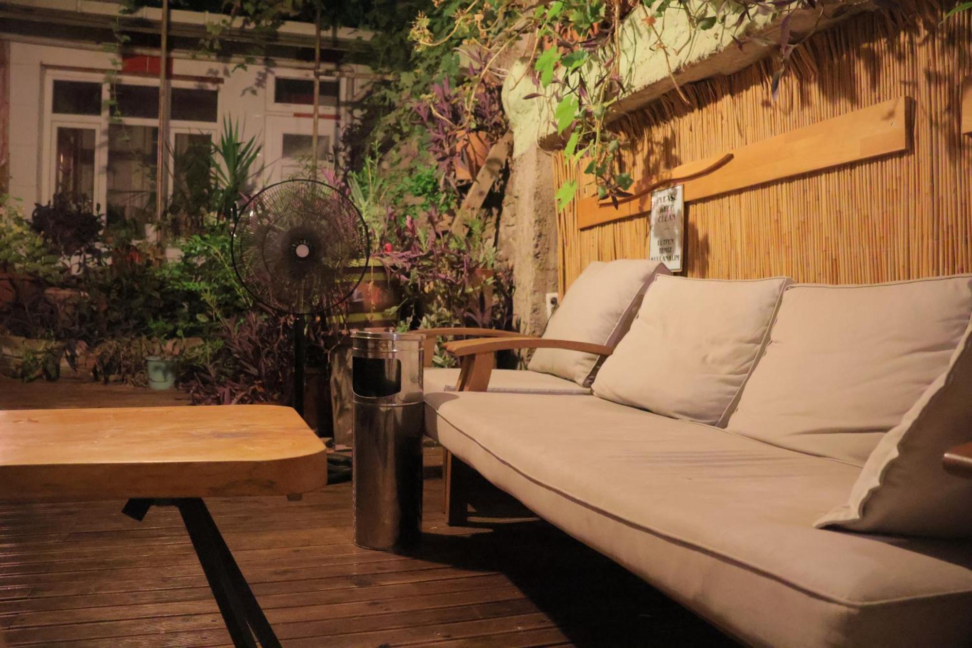 Lotus Garden Hostel Izmir Bagian luar foto