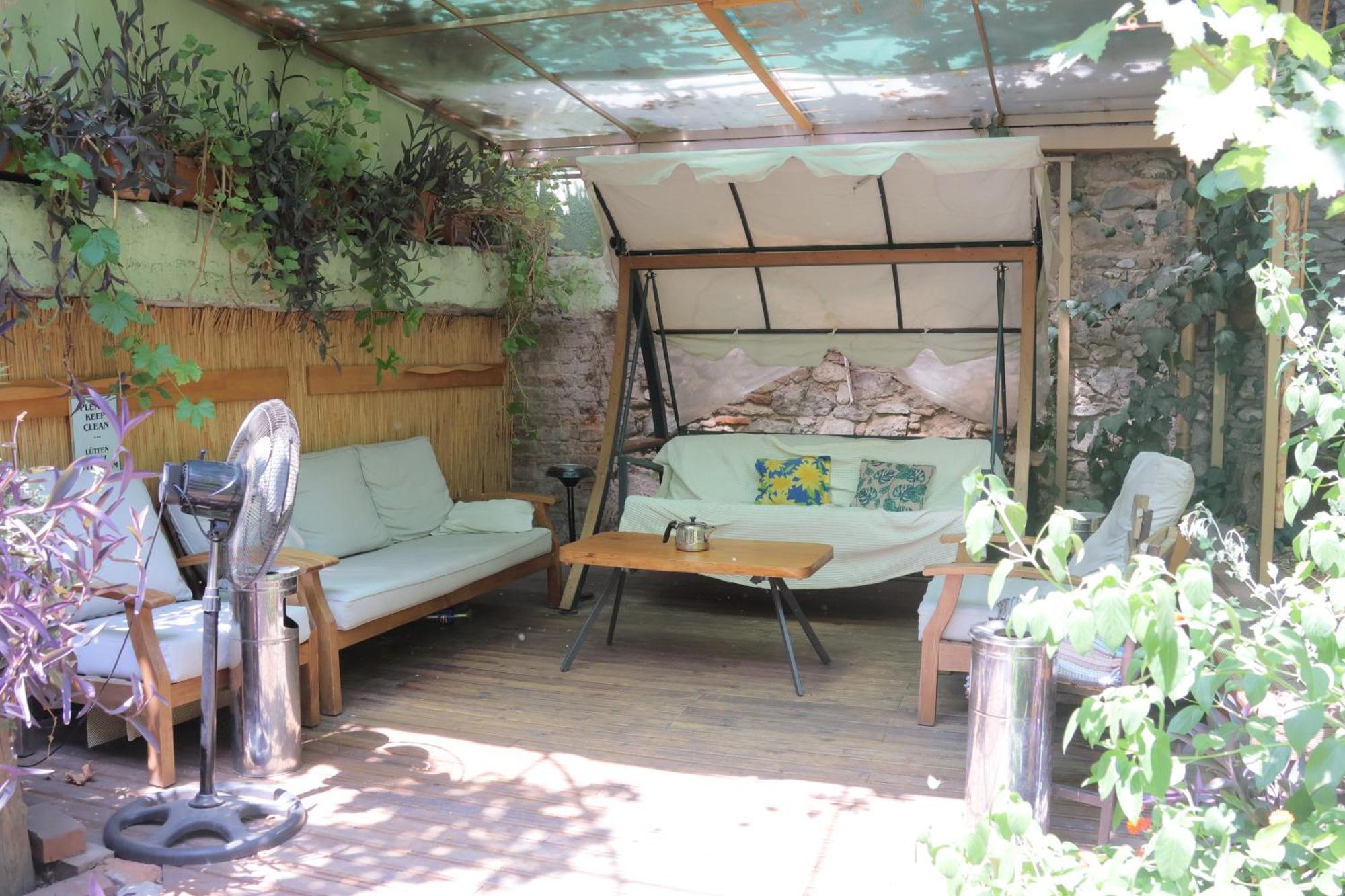 Lotus Garden Hostel Izmir Bagian luar foto