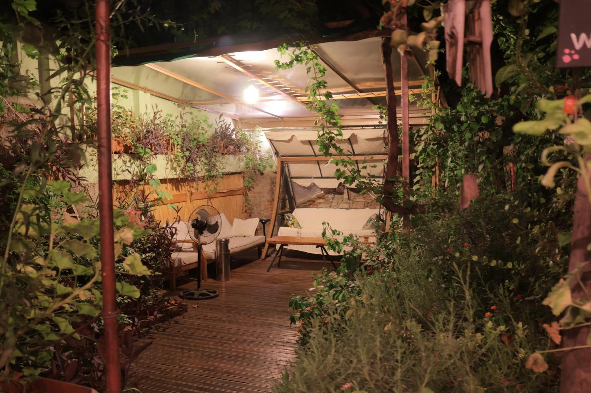 Lotus Garden Hostel Izmir Bagian luar foto