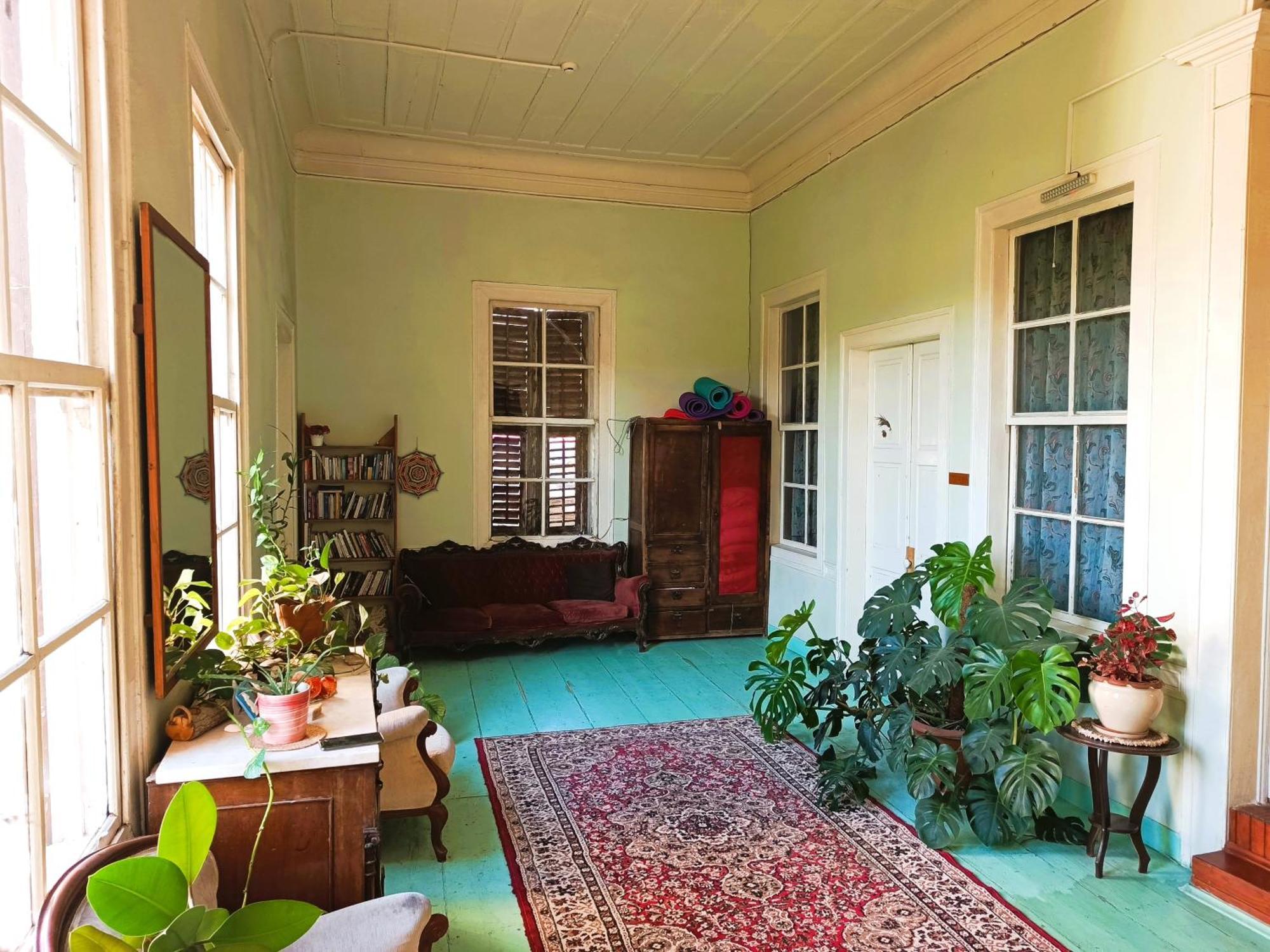 Lotus Garden Hostel Izmir Bagian luar foto