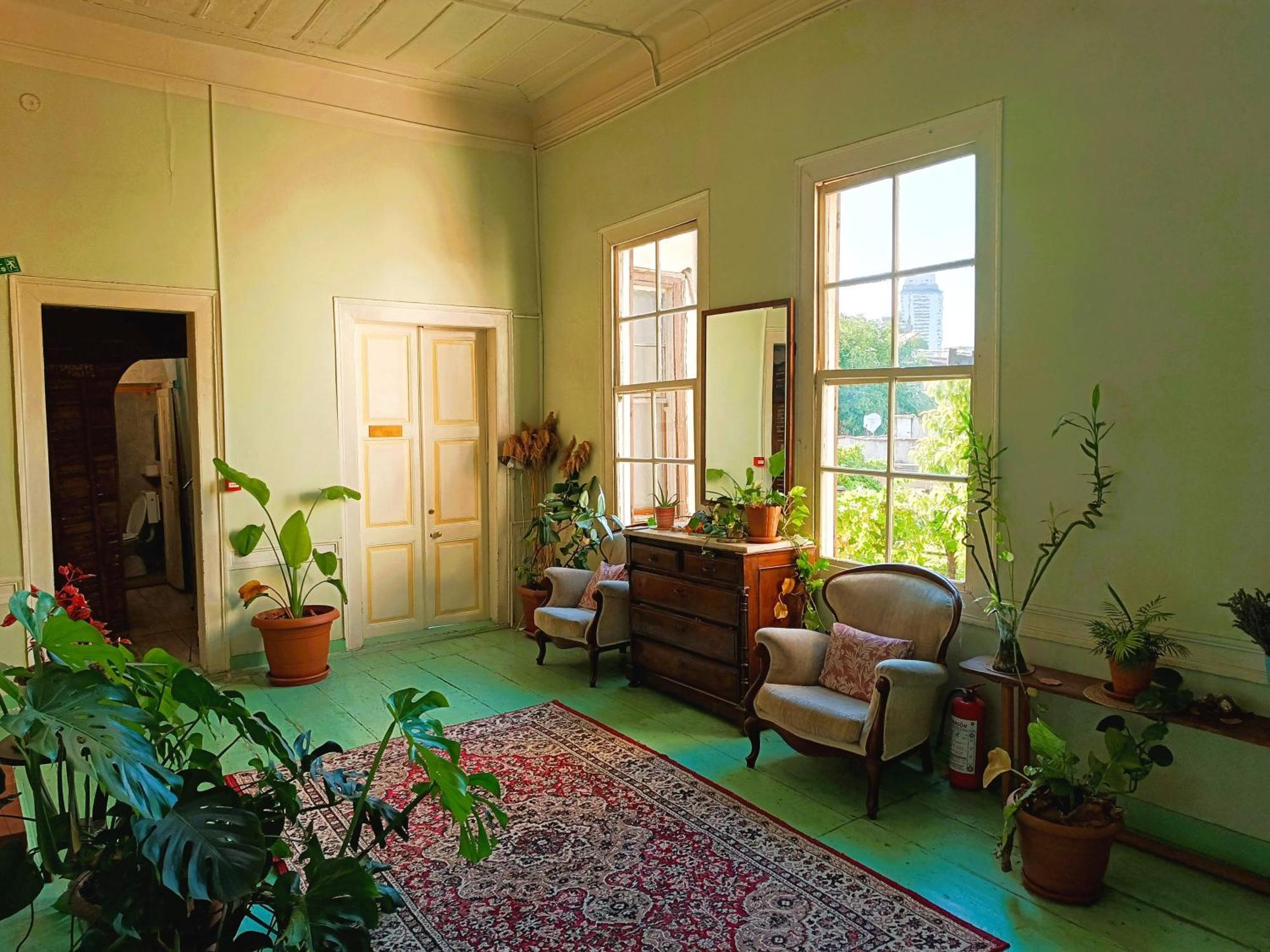 Lotus Garden Hostel Izmir Bagian luar foto