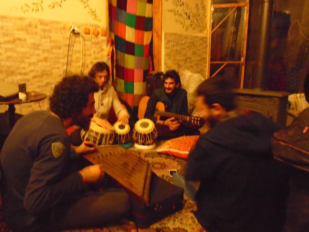 Lotus Garden Hostel Izmir Bagian luar foto